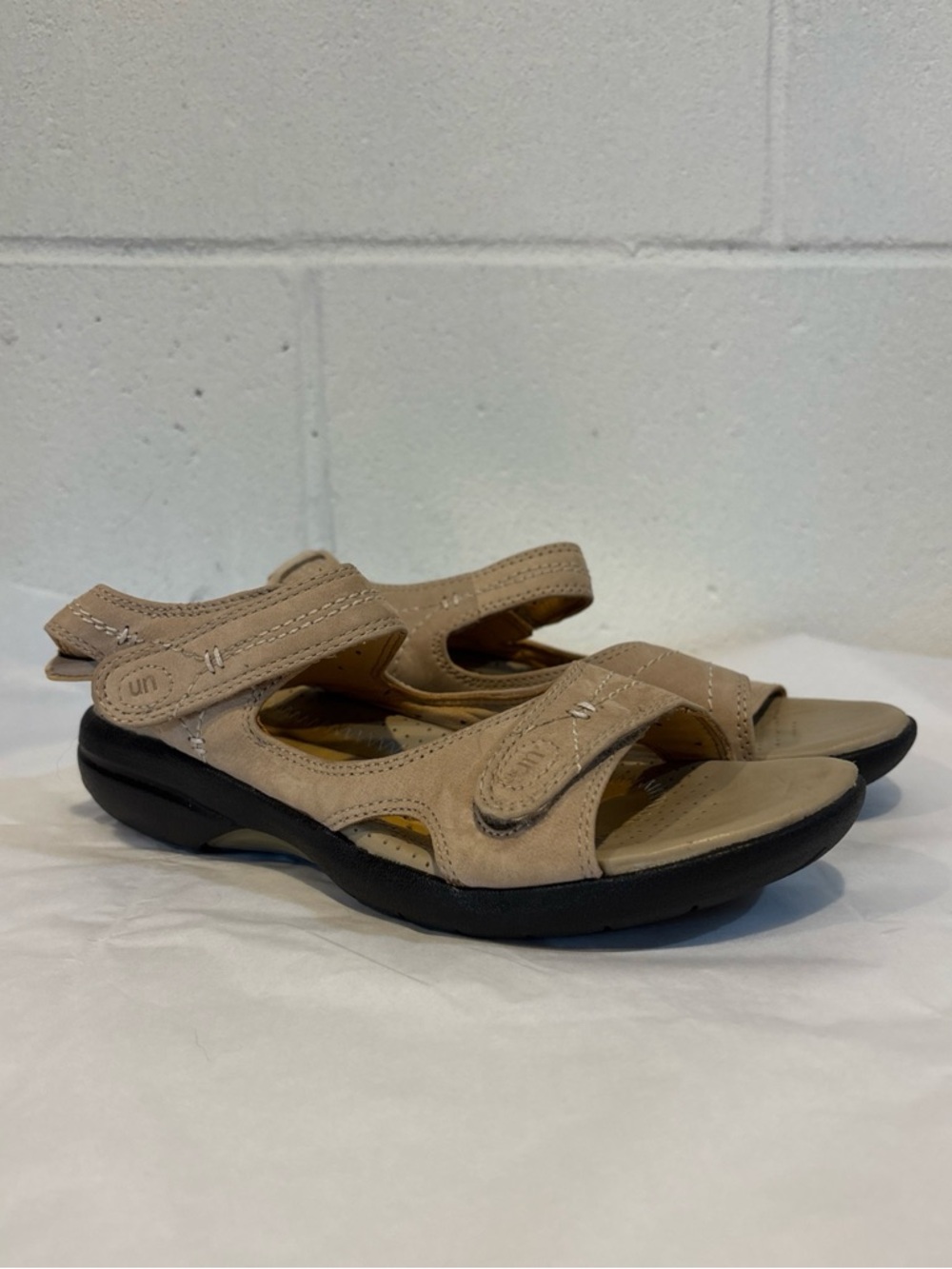 Clark’s Unstructured Women’s beige leather sandals wedge size 5M
